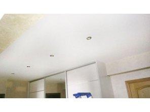 Бесшовный матовый натяжной потолок в коридор 10,7 м2