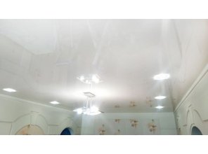 Бесшовный глянцевый натяжной потолок в гостиную 17 м2