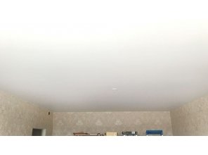 Бесшовный матовый натяжной потолок в гостиную 16,8 м2