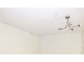 Монтаж потолка в спальне 8 м2 с использованием пленки VIPCEILING серии MONLANGE M7001 (3.50)