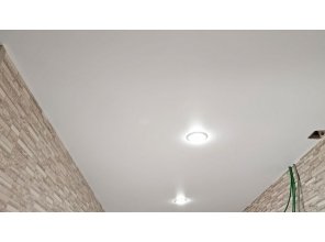 Бесшовный матовый натяжной потолок в прихожей 8,9 м2