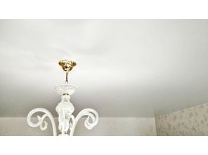 Бесшовный сатиновый натяжной потолок в гостиную 16,9 м2