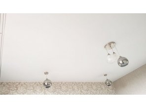 Бесшовный сатиновый натяжной потолок в спальне 10,5 м2