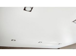 Бесшовный сатиновый натяжной потолок в спальне 11,7 м2