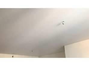 Бесшовный матовый натяжной потолок в гостиную 24,6 м2