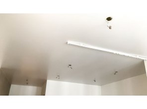 Бесшовный сатиновый натяжной потолок в квартиру 23,5 м2