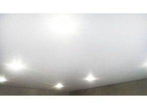Бесшовный матовый натяжной потолок для зала 21,3 м2