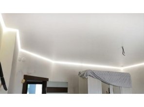 Бесшовный сатиновый натяжной потолок в спальне 20,1 м2