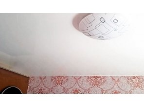 Бесшовный глянцевый натяжной потолок в гостиную 17,8 м2