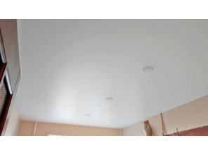 Бесшовный сатиновый натяжной потолок на кухню 7,3 м2