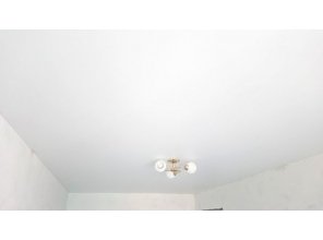 Бесшовный матовый натяжной потолок в спальню 16,9 м2