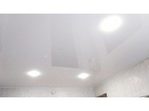 Бесшовный глянцевый натяжной потолок в прихожую 7,5 м2