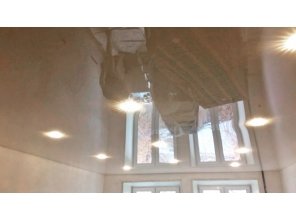 Бесшовный глянцевый натяжной потолок в гостиную 20 м2