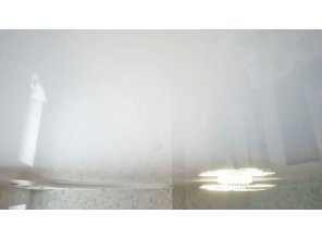 Бесшовный глянцевый натяжной потолок в гостиную 30,2 м2