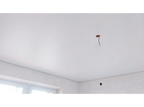 Бесшовный сатиновый натяжной потолок на кухню 10,7 м2