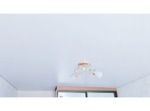 Бесшовный сатиновый натяжной потолок в спальне 10,5 м2