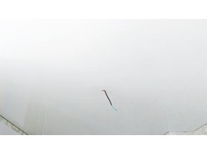 Бесшовный глянцевый натяжной потолок на кухню 10,4 м2