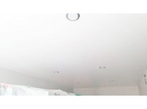 Бесшовный сатиновый натяжной потолок в гостиную 14,9 м2