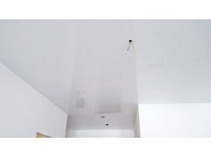 Бесшовный глянцевый натяжной потолок на кухню 15,5 м2