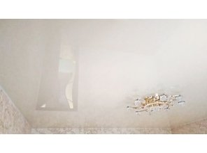 Бесшовный глянцевый натяжной потолок в спальню 14 м2