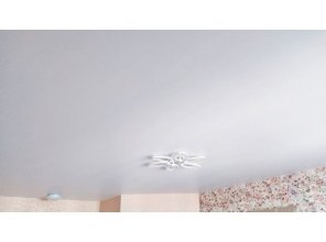 Бесшовный сатиновый натяжной потолок в гостиную 19,1 м2