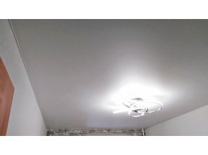 Бесшовный матовый натяжной потолок в спальню 10,7 м2