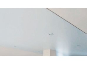 Бесшовный матовый натяжной потолок в деревянном доме 30,6 м2