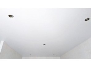 Бесшовный матовый натяжной потолок в гостиную 16,7 м2