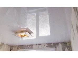 Бесшовный глянцевый натяжной потолок на кухню 14,7 м2