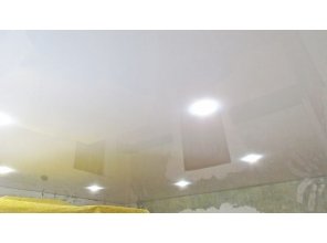 Бесшовный глянцевый натяжной потолок в гостиную 17,1 м2