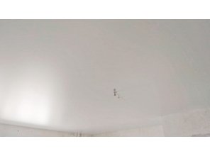 Бесшовный сатиновый натяжной потолок для зала 21,7 м2