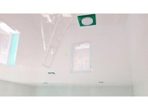 Бесшовный глянцевый натяжной потолок в гостиную 18,6 м2