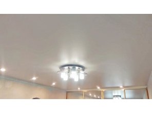 Бесшовный сатиновый натяжной потолок для зала 15,3 м2