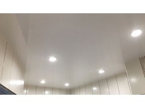 Бесшовный глянцевый натяжной потолок в ванную комнату 5,5 м2