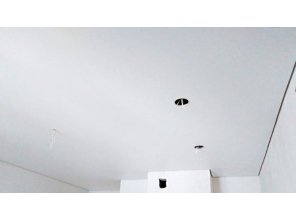 Бесшовный матовый натяжной потолок на кухню 12,6 м2