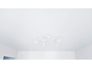 Бесшовный сатиновый натяжной потолок в спальне 14,8 м2