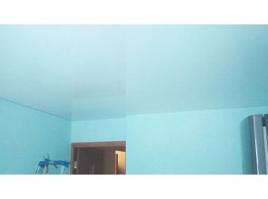 Бесшовный глянцевый натяжной потолок на кухню 11,2 м2