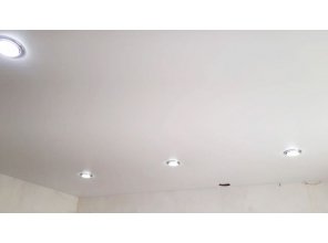 Бесшовный матовый натяжной потолок на кухню 10 м2