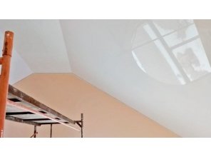 Бесшовный глянцевый натяжной потолок в деревянном доме 40,6 м2