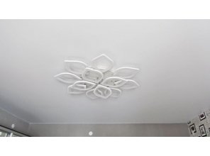 Бесшовный матовый натяжной потолок в спальню 20,8 м2