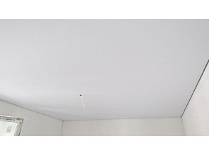 Бесшовный матовый натяжной потолок в гостиную 11,4 м2