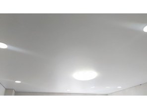 Бесшовный матовый натяжной потолок для зала 19,3 м2