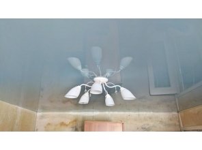 Монтаж потолка в гостиной 15 м2 с использованием пленки VIPCEILING серии MONLANGE L9026 (3.50)