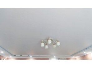 Бесшовный матовый натяжной потолок для зала 15,2 м2