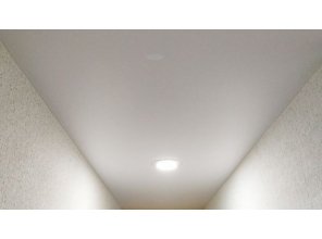 Бесшовный матовый натяжной потолок в прихожей 9,6 м2