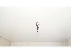 Бесшовный сатиновый натяжной потолок в спальне 17 м2