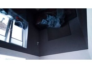 Бесшовный глянцевый натяжной потолок в спальню 7,7 м2