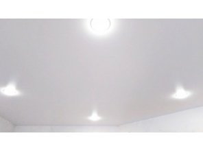 Бесшовный сатиновый натяжной потолок в спальне 8,3 м2