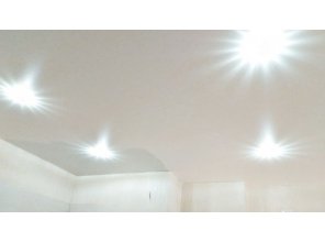 Бесшовный матовый натяжной потолок на кухню 9,1 м2