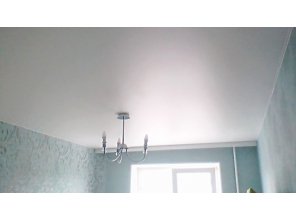 Бесшовный сатиновый натяжной потолок в спальне 11,1 м2